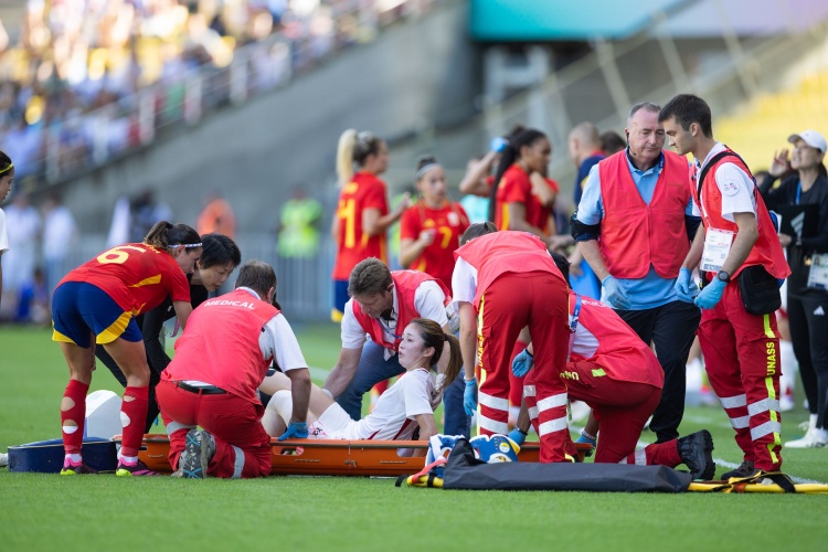 日本女足球员清水梨纱在无对抗情况下倒地，后被担架抬出